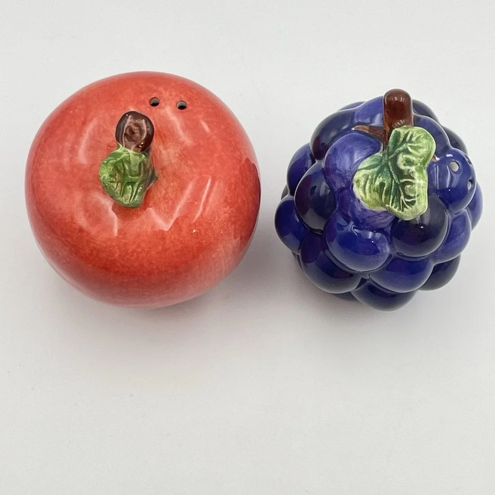 Vintage Jay Glossy Red Apple & Purple Grapes Bunch Salt &‎ Pepper Shakers Set